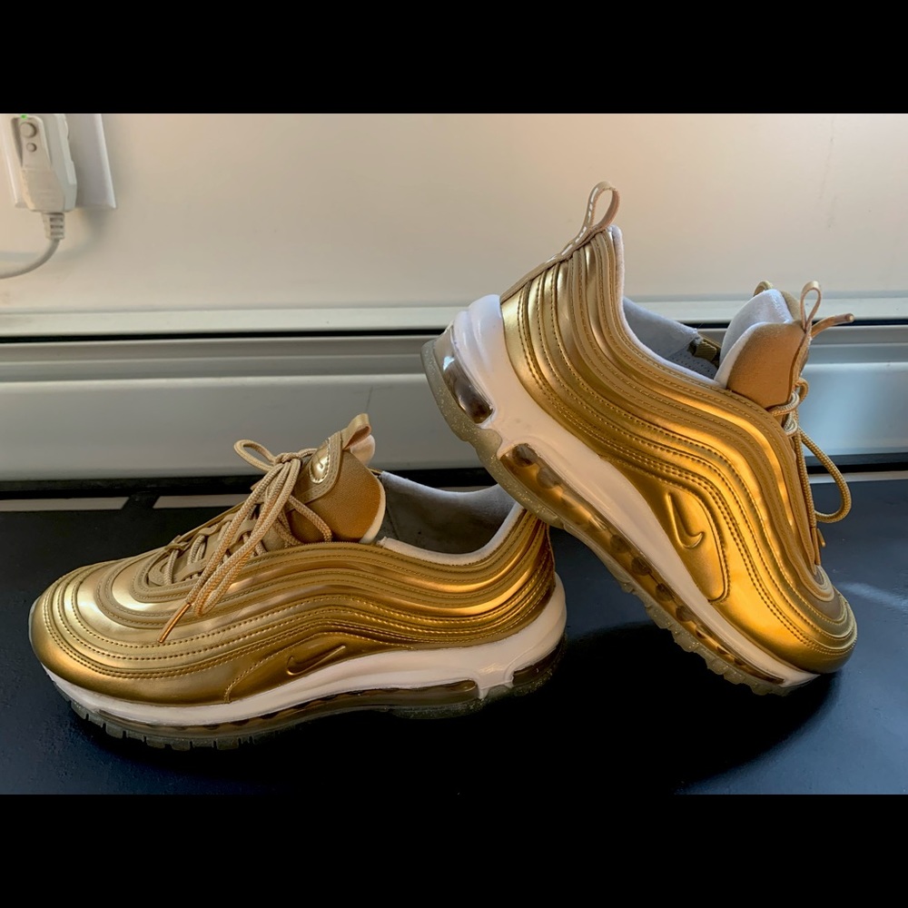 WOMENS: US 9 METALLIC GOLD NIKE AIRMAX ‘97